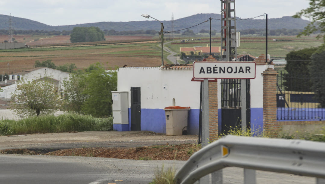 Fotografía de una señal de acceso a Abénojar