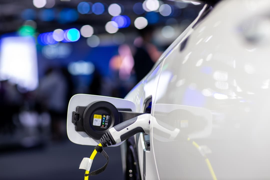 Fotografía de un cargador para un coche eléctrico conectado