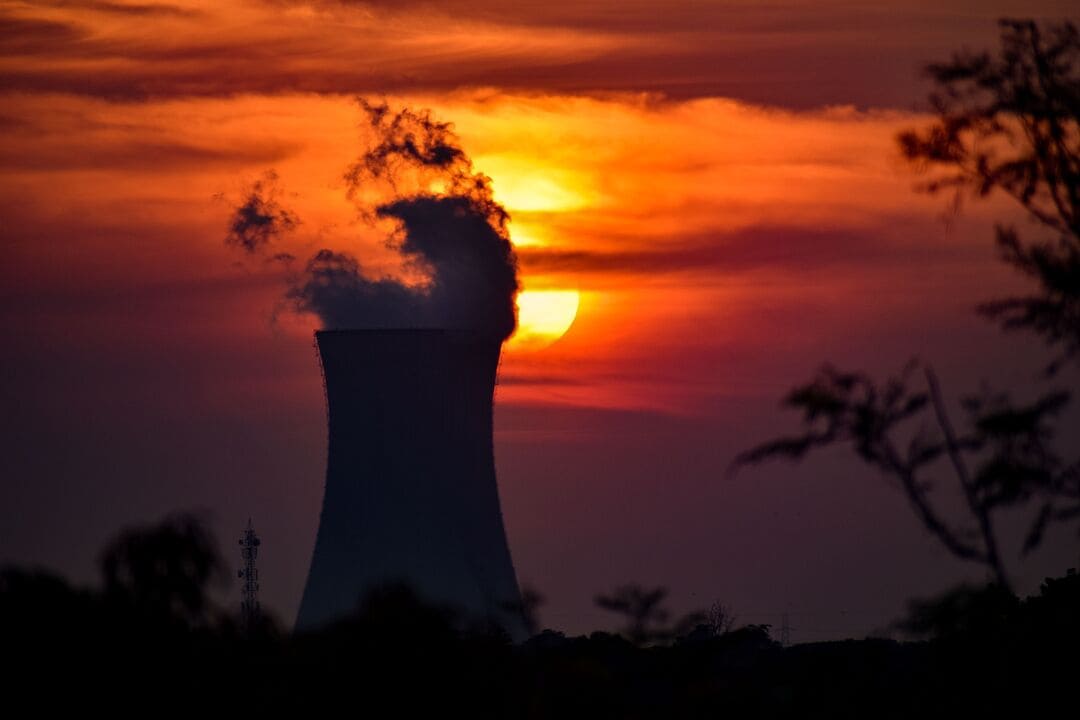 Chimenea de una central nuclear al anochecer
