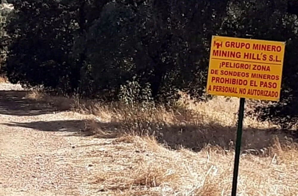 Fotografía del área donde irá la mina con una señal del "Grupo Minero Mining Hill S.L."