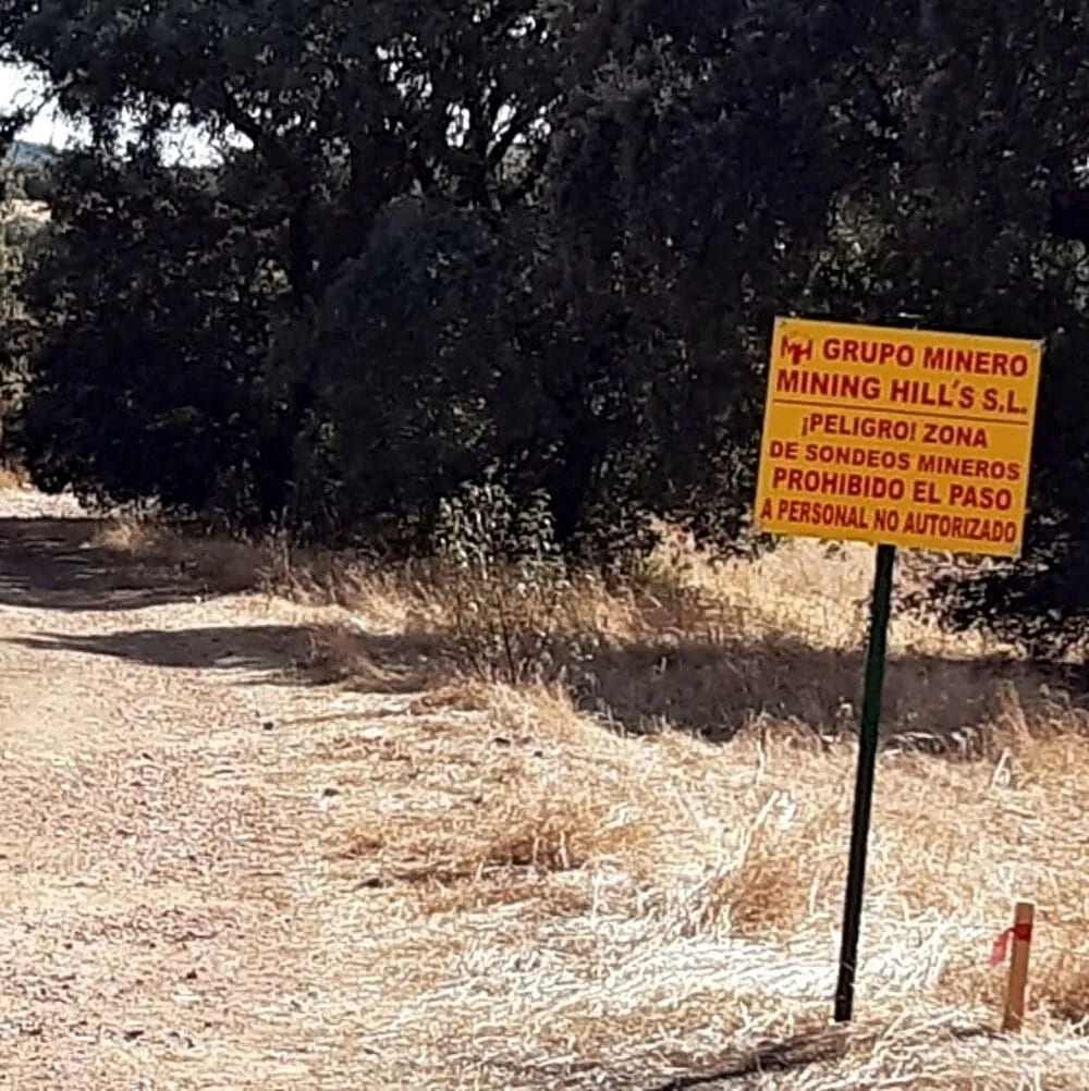 Fotografía del área donde irá la mina con una señal del "Grupo Minero Mining Hill S.L."